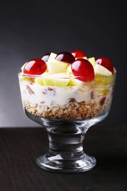 ahşap zemin üzerinde cam kase sağlıklı kahvaltı - taze üzüm ve elma dilimleri ve müsli yoğurtla servis