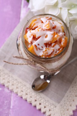 cam rengi ahşap zemin üzerinde sağlıklı kahvaltı - taze şeftali ve müsli yoğurtla servis