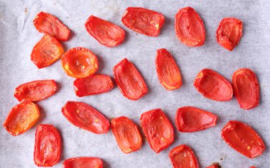 kurutma tepsisi, yakın çekim üzerinde güneş kurutulmuş domates