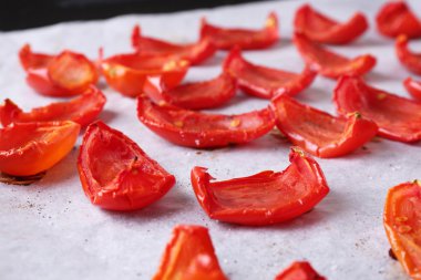 kurutma tepsisi, yakın çekim üzerinde güneş kurutulmuş domates