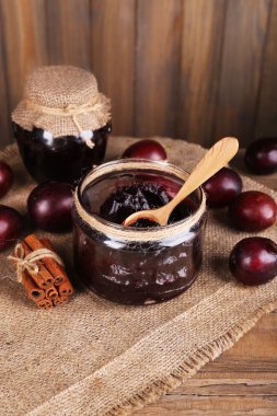 lezzetli Erik reçel kavanoz ve Erik ahşap zemin üzerinde ahşap tablo
