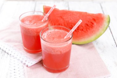 Tablo yakın çekim üzerinde sulu karpuz