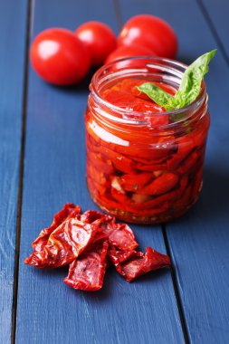 kurutulmuş domates cam rengi ahşap zemin üzerinde