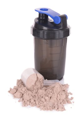 Kepçe ve plastik shaker üzerinde beyaz izole Whey protein tozu