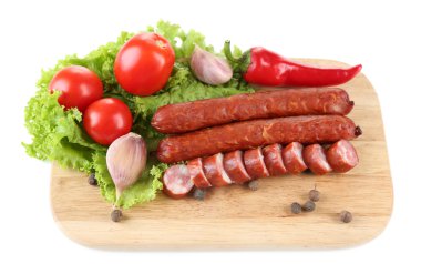 kesme tahtası üzerinde beyaz izole, sebze ve ince Sosis füme