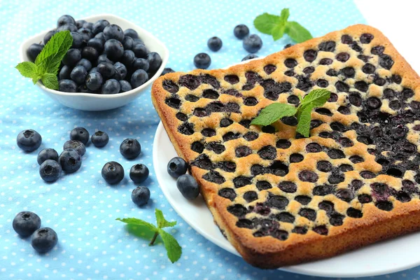 Gustosa torta di mirtilli sul tavolo — Foto Stock