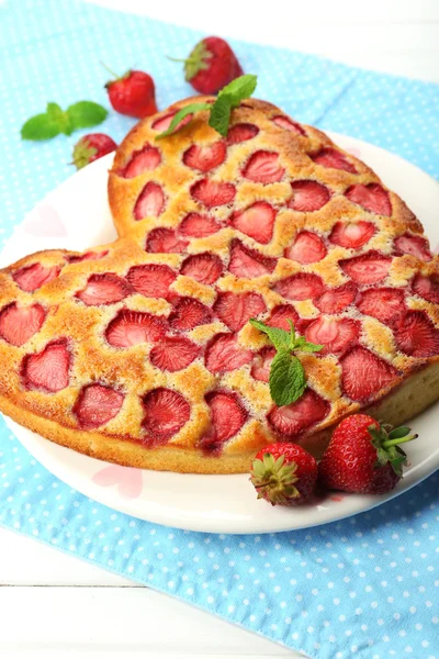 Smaklig jordgubbspaj på bordet — Stockfoto