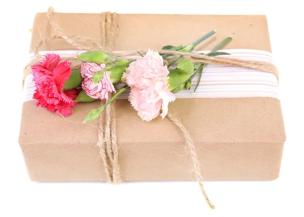 Hermoso regalo con flores, aislado en blanco — Foto de Stock