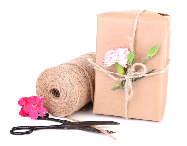 Mooi cadeau met bloemen en decoratieve touw, geïsoleerd op wit — Stockfoto