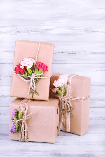Piękne prezenty, kwiaty, na stare drewniane tła — Zdjęcie stockowe