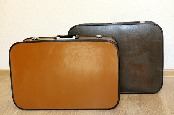 Vintage old travel suitcases on floor — Stock Photo, Image