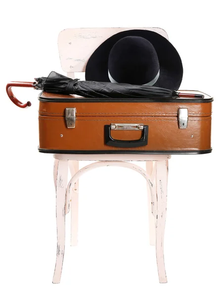 Vintage παλιά ταξίδια βαλίτσα και ξύλινη καρέκλα με γυναικείο καπέλο, που απομονώνονται σε λευκό — Φωτογραφία Αρχείου