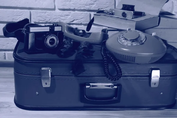 Старые чемоданы для путешествий с ретро вещами, закрыть — стоковое фото