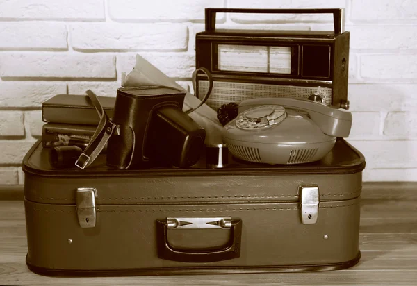 Old travel suitcases with retro things, close up — Stock Photo, Image