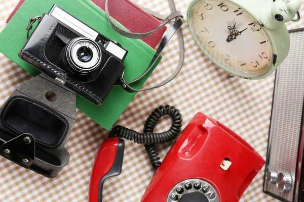 Retro saker på bord, på nära håll — Stockfoto