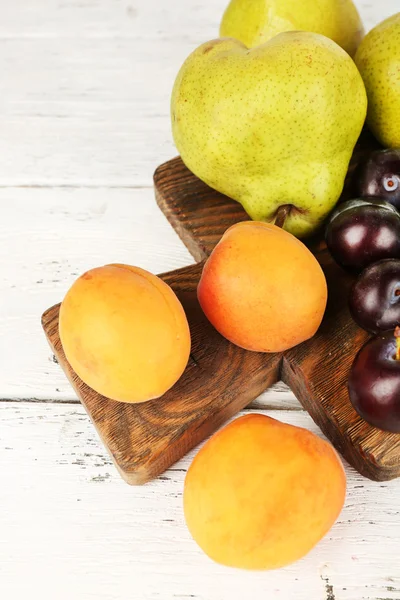 Frutas maduras en la mesa de cerca — Foto de Stock