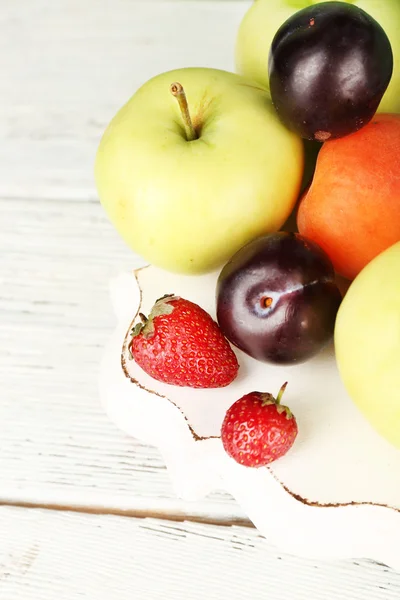 Frutti maturi e bacche sul tavolo da vicino — Foto Stock