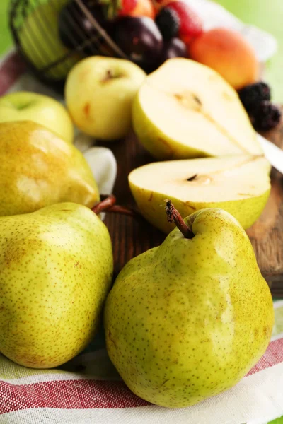 Mogna frukter på bordet på nära håll — Stockfoto