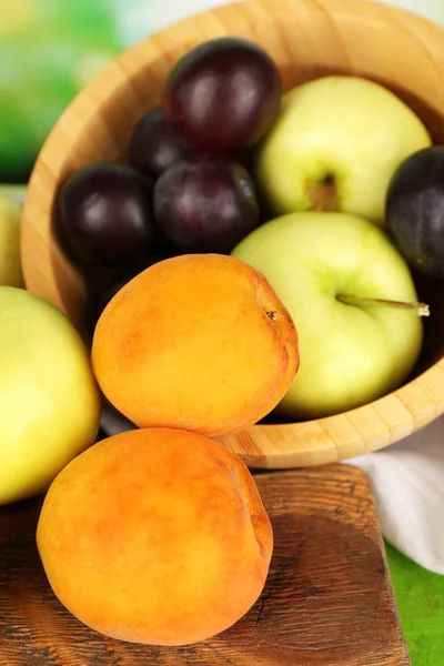 Frutas maduras en tazón en la mesa de cerca —  Fotos de Stock