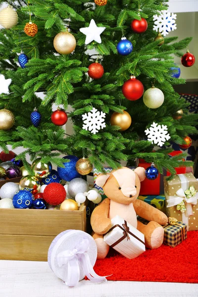 Viele Weihnachtsgeschenke auf dem Boden im festlichen Interieur — Stockfoto