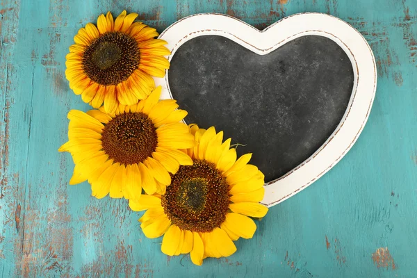 Beautiful sunflowers blackboard blank on wooden background — Stock Photo, Image
