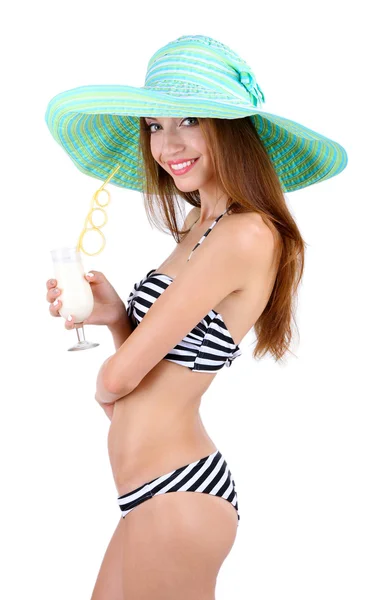 Bella giovane donna in costume da bagno con cocktail isolato su bianco — Foto Stock