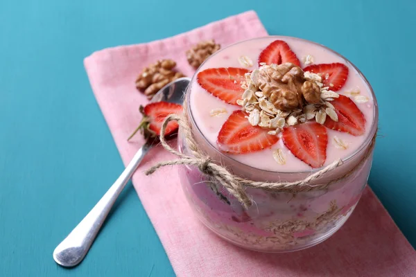 건강 한 아침 식사-muesli 색 나무 바탕에 유리 용기에 딸기와 요구르트 — 스톡 사진