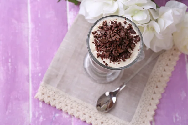 Cam rengi ahşap zemin üzerine yoğurt, müsli krem çikolata, doğranmış çikolata ile servis — Stok fotoğraf