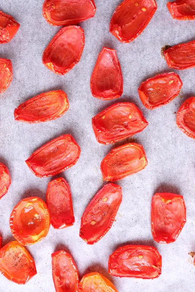 Сушеные помидоры на подносе для сушки, крупный план — стоковое фото