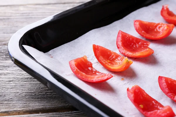 Tomates na bandeja de secagem, no fundo de madeira — Fotografia de Stock