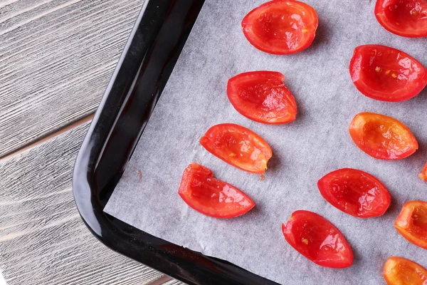 Tomates na bandeja de secagem, no fundo de madeira — Fotografia de Stock