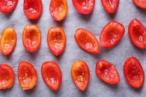 Tomates na bandeja de secagem, close-up — Fotografia de Stock