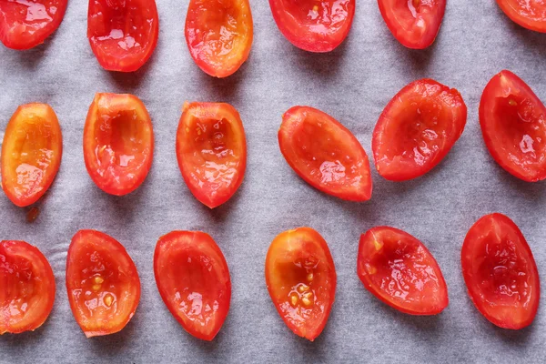 Tomatoes on drying tray, close-up — Stock Photo, Image