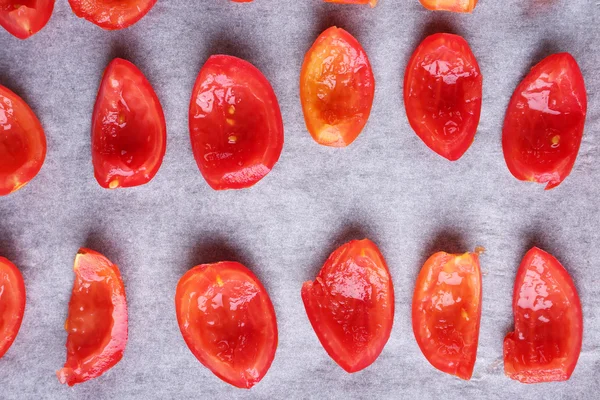 Tomatoes on drying tray, close-up — Stock Photo, Image