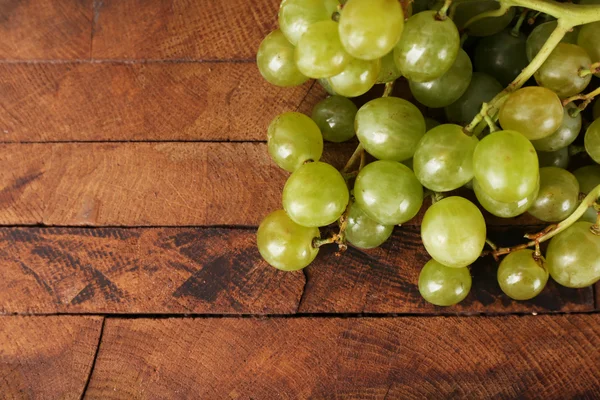 Green grape on wooden background — Stock Photo, Image