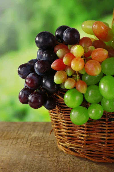 Uvas en canasta sobre fondo natural — Foto de Stock