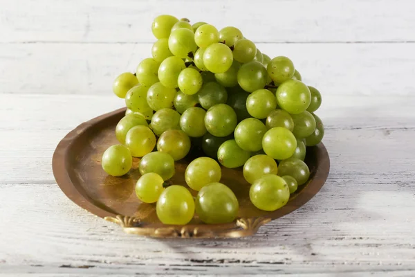 Green grape on tray on wooden background — Stock Photo, Image