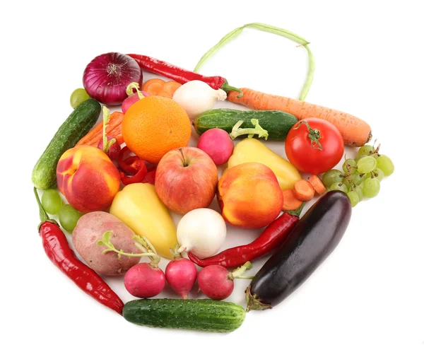 新鲜有机蔬菜和水果在袋子上白色孤立形状 — 图库照片