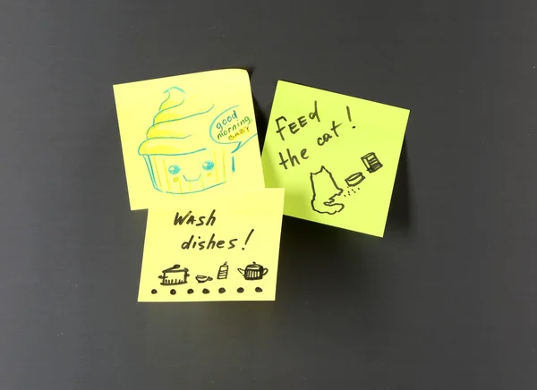 Notiz auf Papier auf Kühlschrank Nahaufnahme — Stockfoto