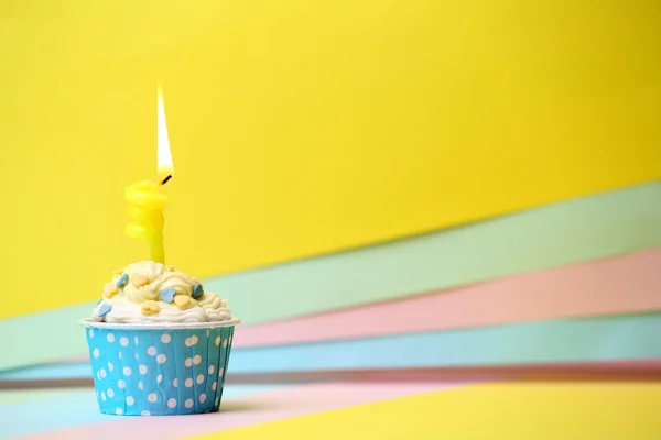 Délicieux cupcake d'anniversaire sur la table sur fond lumineux — Photo