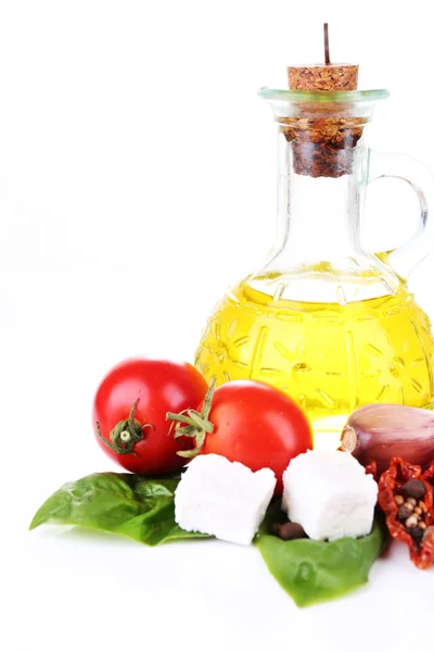 Soltorkade tomater, fetaost, olivolja i flaska och basilika isolerade på vit — Stockfoto