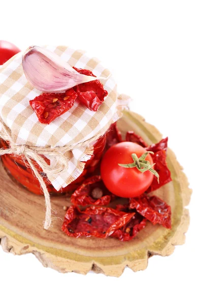 Tomates séchées au soleil dans un bocal en verre et feuilles de basilic isolées sur blanc — Photo