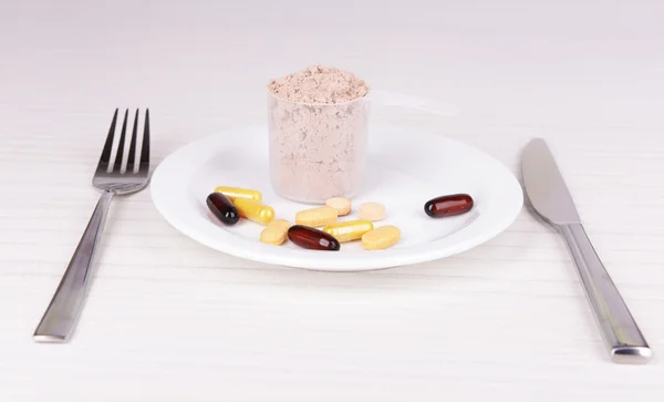 Σκόνη πρωτενης τυρογάλακτος στο σέσουλα με βιταμίνες στο πιάτο σε ξύλινα φόντο — Φωτογραφία Αρχείου
