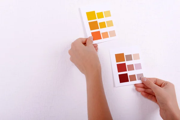 Mujer elegir el color para la pared de muestras en la habitación —  Fotos de Stock