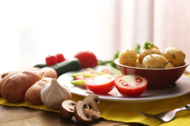 Genç sebzeli patates haşlanmış