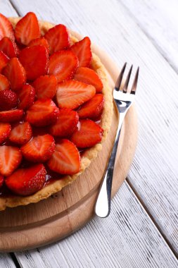 Çilekli tart renk ahşap zemin üzerinde