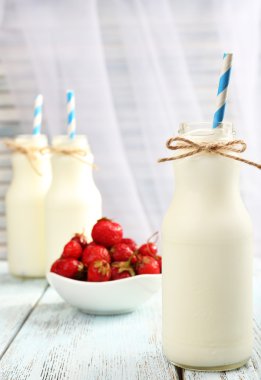 Kağıt ile şişelerde süt