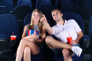 Genç çift sinema film izlemek