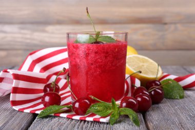 Taze soğuk kiraz kokteyl