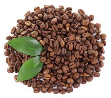 Kahve çekirdekleri üzerine beyaz izole yuvarlak biçim